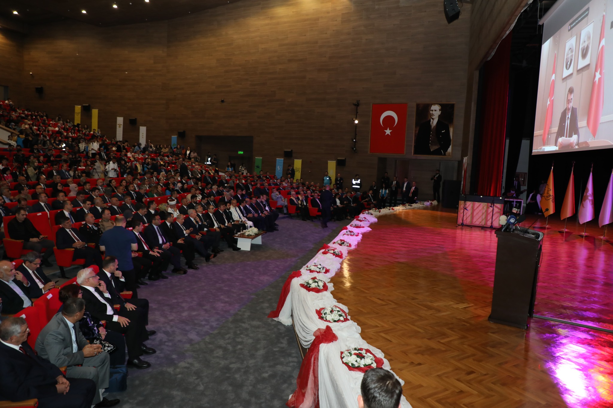 5 kıta ve 33 ülkeden 300 ü aşkın katılımcı ile