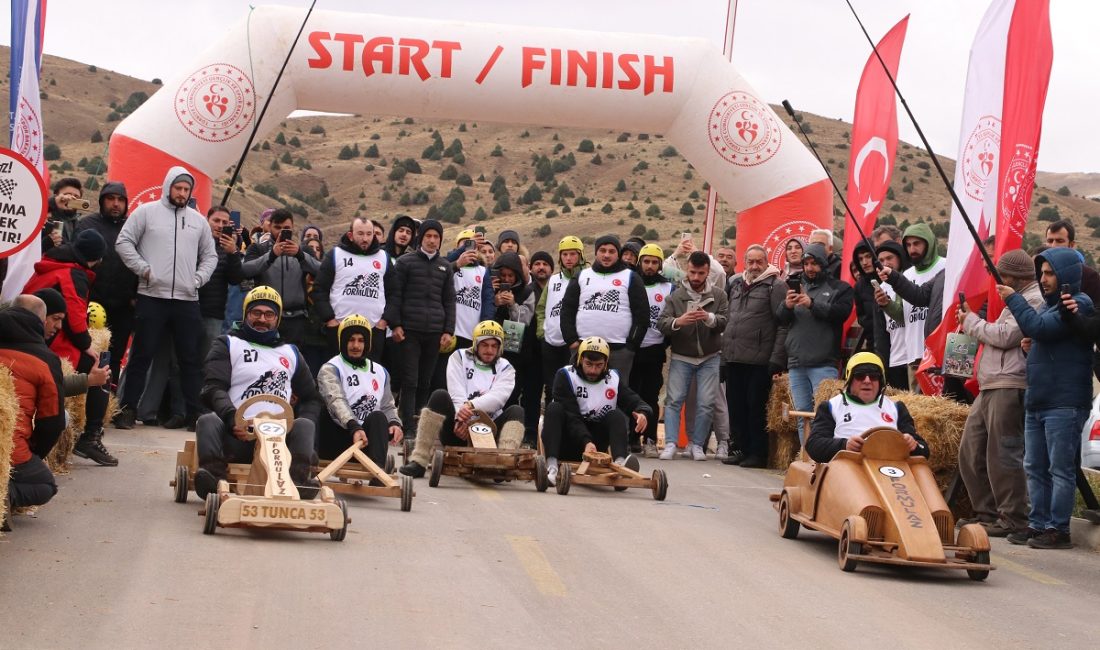 Karadeniz Bölgesi'nin gelenekselleşen tahta araba yarışı ‘Formulaz Erzincan Ergan Dağı