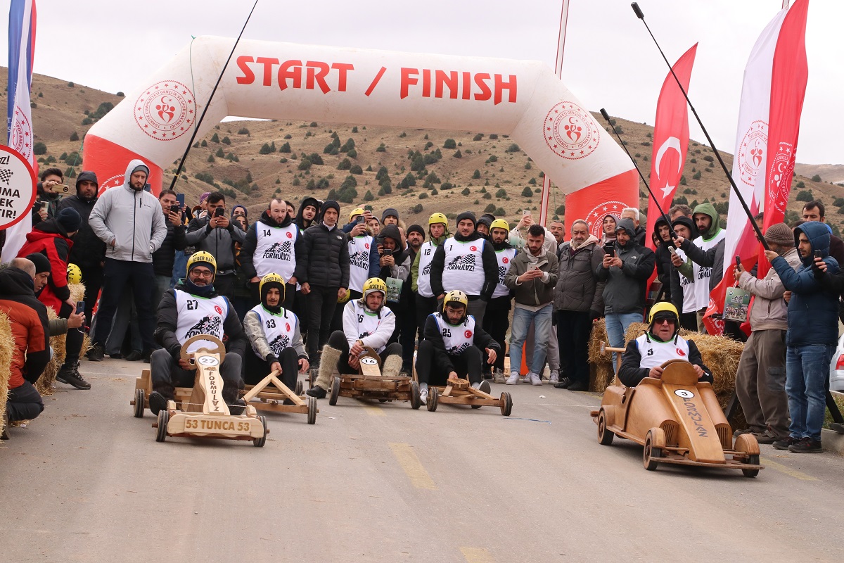 Karadeniz Bölgesi'nin gelenekselleşen tahta araba yarışı ‘Formulaz Erzincan Ergan Dağı