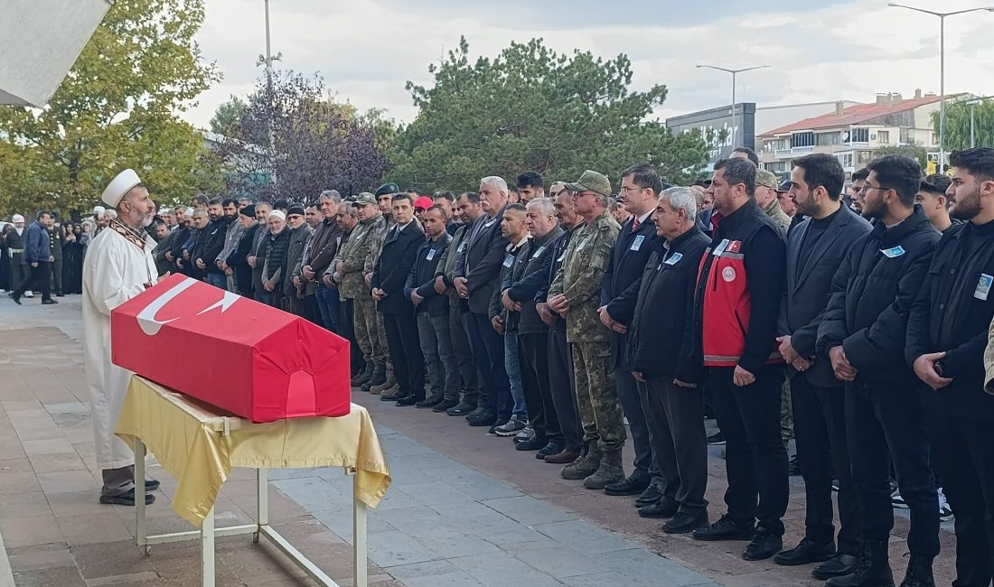 Kore Gazisi Ezelhan Yıldız’ın (93) Türk bayrağına sarılı naaşı askerlerin
