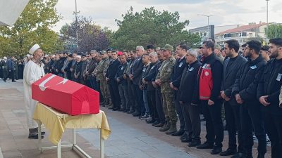 Kore Gazisi Ezelhan Yıldız’ın (93) Türk bayrağına sarılı naaşı askerlerin