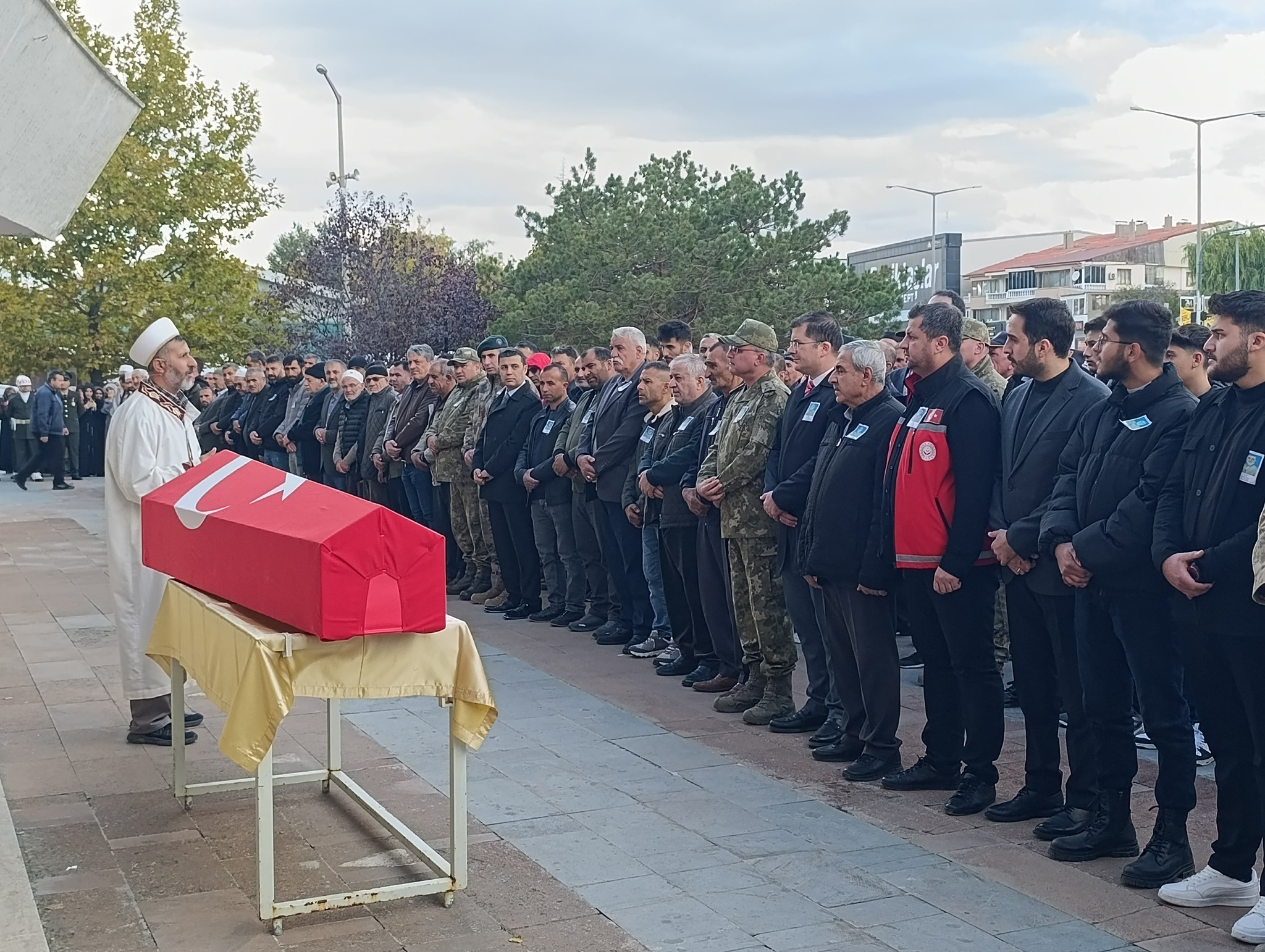 Kore Gazisi Ezelhan Yıldız’ın (93) Türk bayrağına sarılı naaşı askerlerin