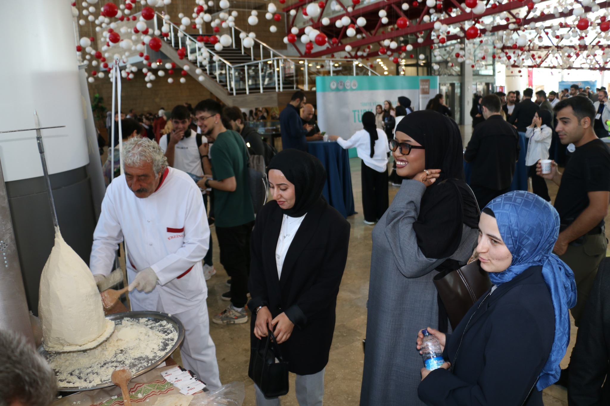 Erzincan’da düzenlenen Türkiye Yüzyılında 1. Uluslararası Türk Diasporası Sempozyumu renkli
