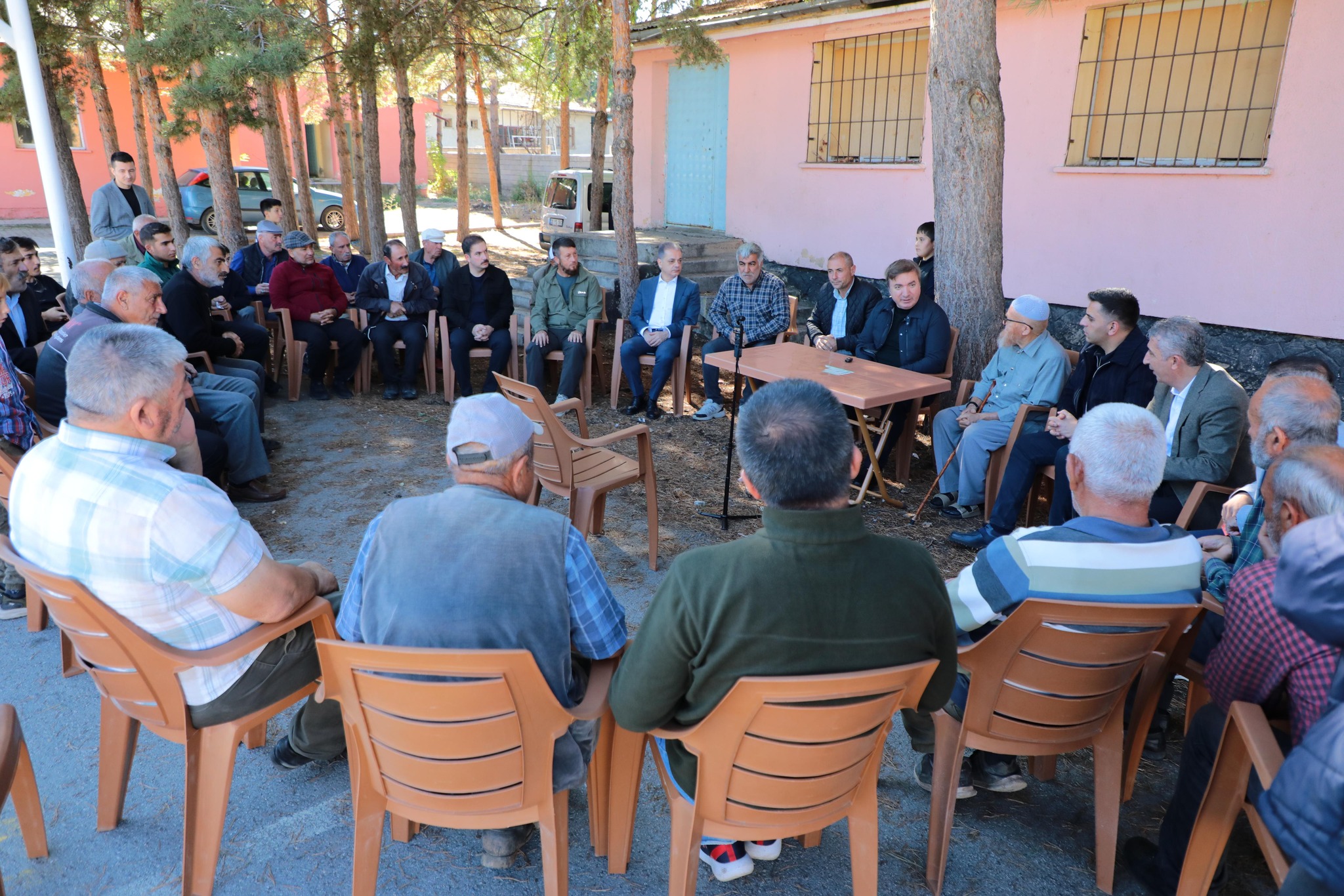 Gerçekleştirdiği köy ziyaretleri ile köylülerin sorun ve taleplerini dinleyen Erzincan