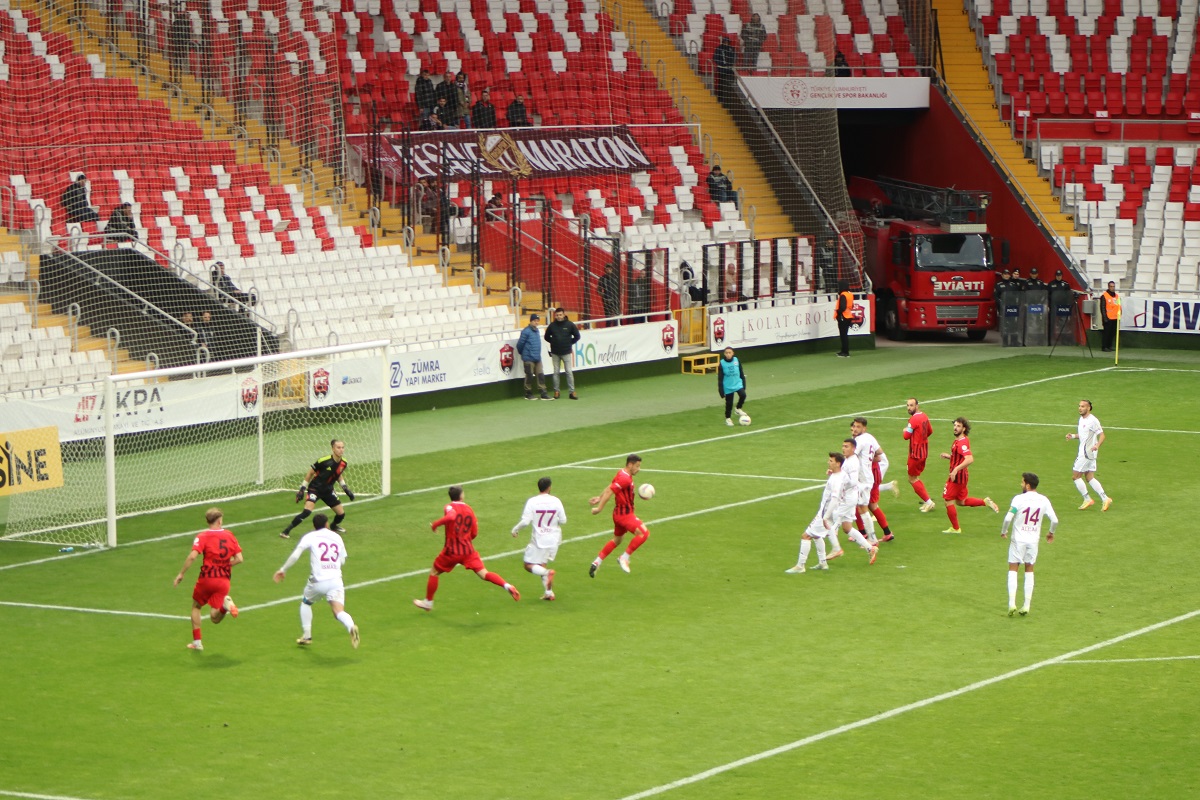 TFF 2. Lig Beyaz gurupta şampiyonluk mücadelesi veren 24Erzincanspor sahasında