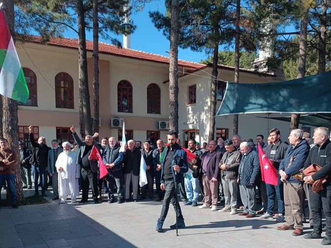 İsrail'in saldırılarını kınayan Anadolu Gençlik Derneği Erzincan Şubesi üyeleri cuma