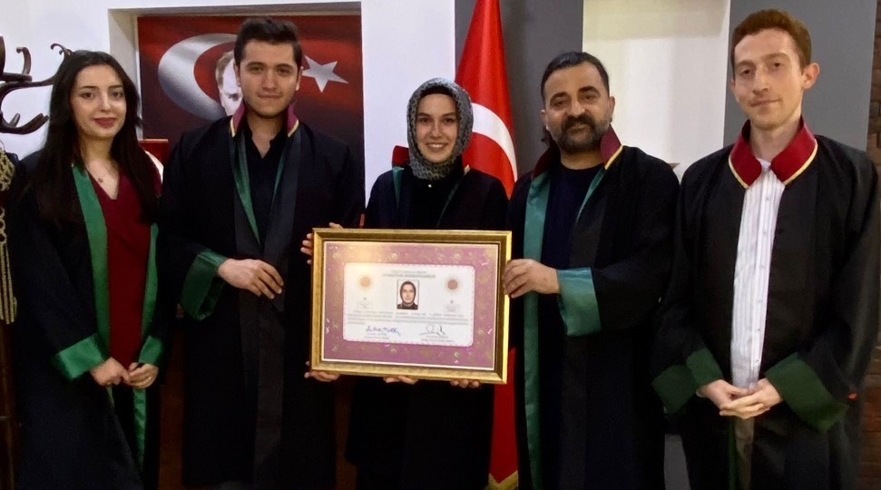 Stajını başarıyla tamamlayan yeni avukat için Erzincan Barosunda ruhsatname ve