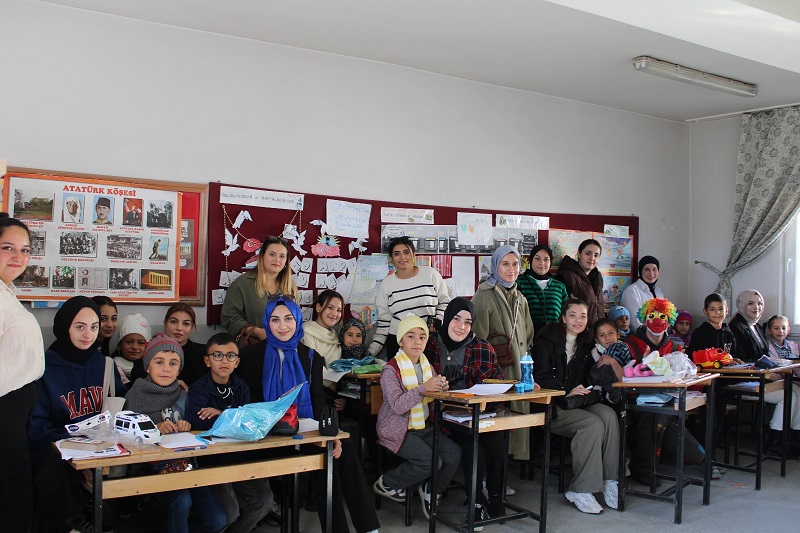 Terzibaba Yurdu gönüllü öğrencileri, kardeş köy okulu Büyükçakırman’da çocukların hayallerini