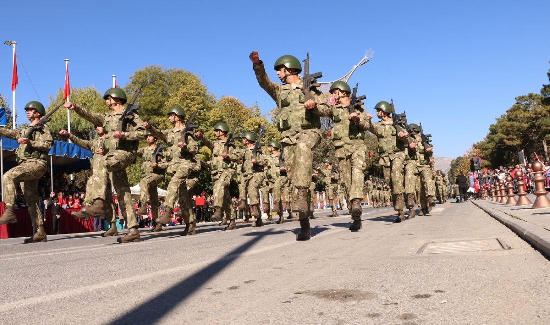 Erzincan’da 29 Ekim Cumhuriyet Bayramı’nın 101. yıl dönümü düzenlenen törenle