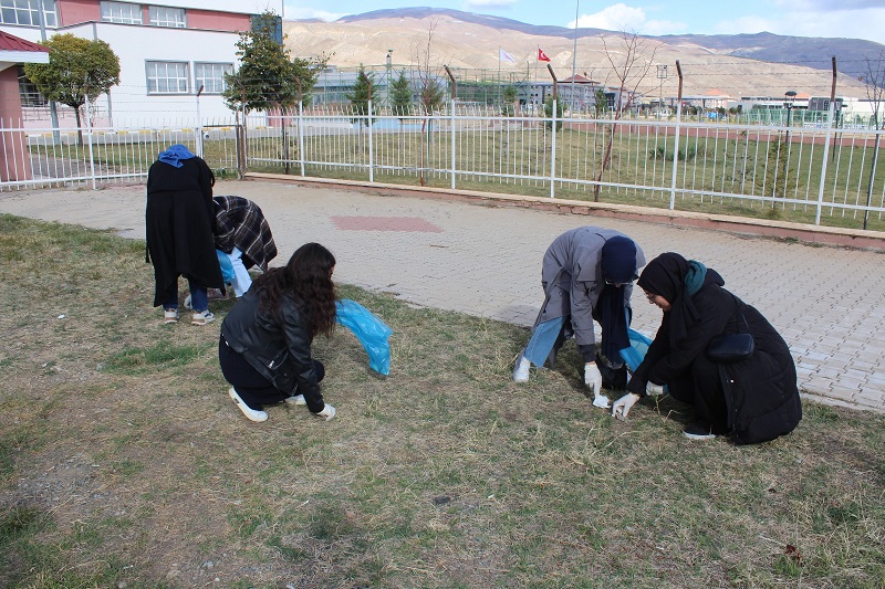 Mengücek Gazi Yurdu'nda gerçekleştirilen çevre temizliği etkinliğinde, öğrenciler daha temiz