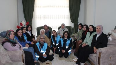 Erzincan Öğrenci Yurt Müdürlüğü’nün “Yalnız Değilsiniz” projesi kapsamında öğrenciler, yaşlı