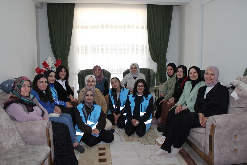 Erzincan Öğrenci Yurt Müdürlüğü’nün “Yalnız Değilsiniz” projesi kapsamında öğrenciler, yaşlı