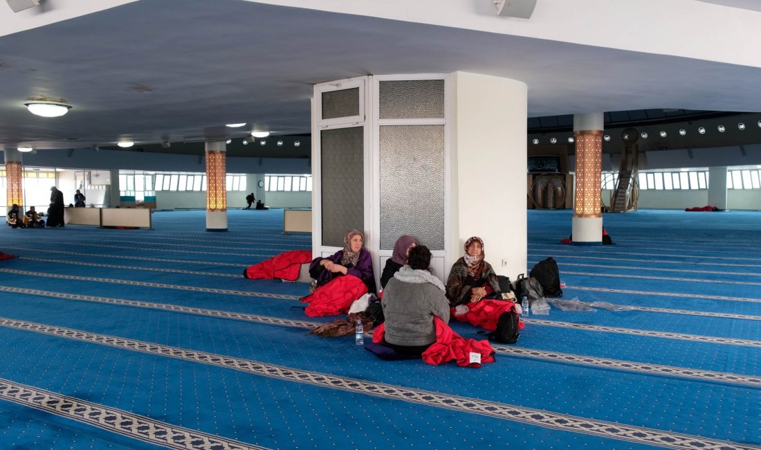 Türkiye Diyanet Vakfı Erzincan Şubesi, yoğun kar yağışı nedeniyle yollarda