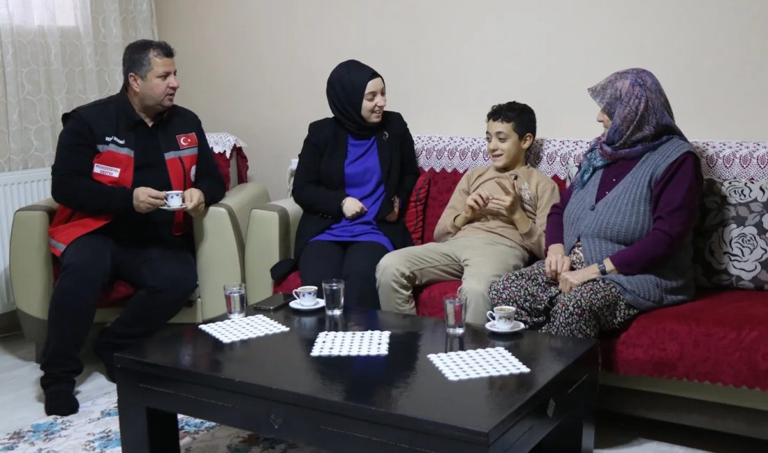 Erzincan Vali Yardımcısı Rumeysa Sena Kurt, yaşlı ve büyükleri evlerinde
