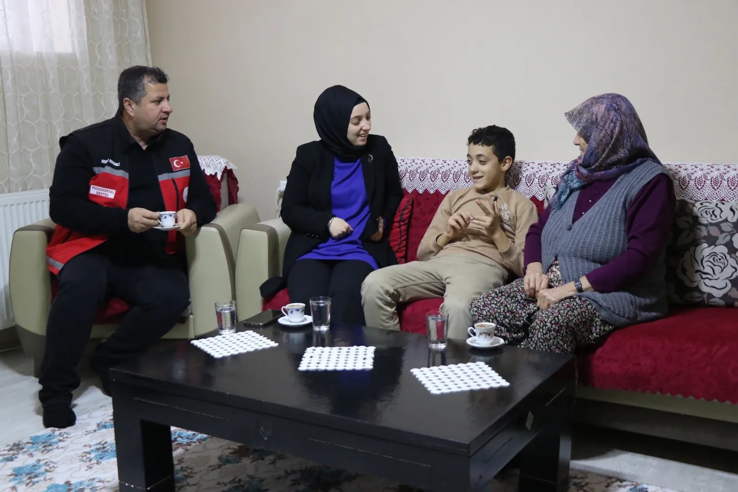 Erzincan Vali Yardımcısı Rumeysa Sena Kurt, yaşlı ve büyükleri evlerinde