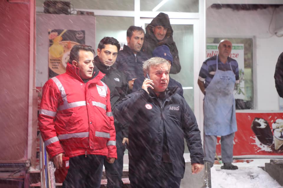 Erzincan’da etkisini sürdüren yoğun kar yağışı ve tip nedeniyle ulaşıma