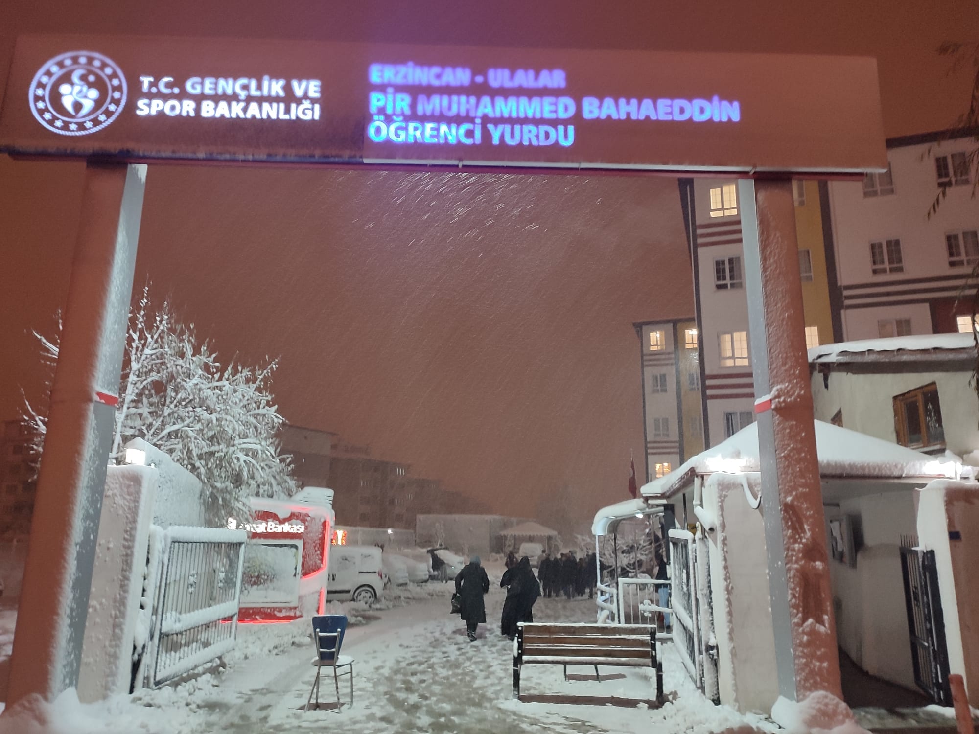 Erzincan İl genelinde dün akşam saatlerinde başlayan yoğun kar yağışı