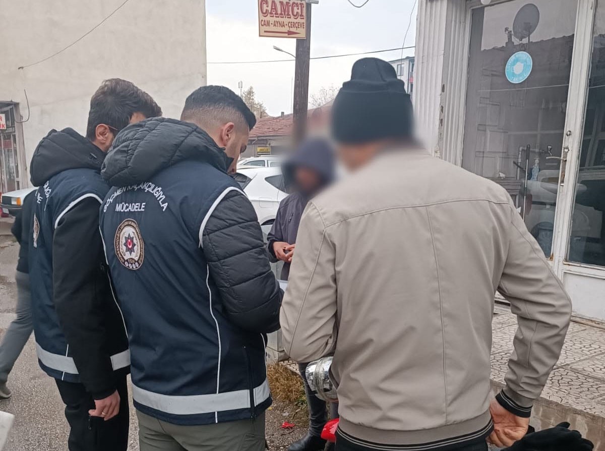 Erzincan Polisi Düzensiz Göç ile Mücadeleye yönelik Huzur Uygulaması kapsamında