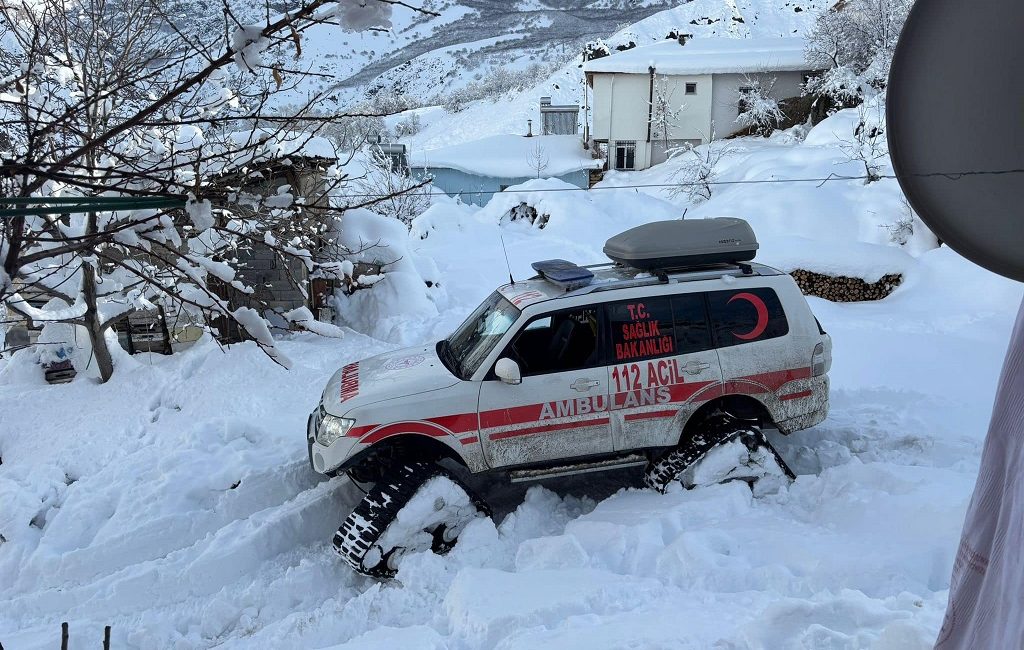 Erzincan’ın Kemah İlçesinde yoğun kar yağışı nedeniyle ulaşımın sağlanamadığı köydeki
