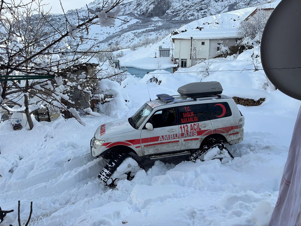 Erzincan’ın Kemah İlçesinde yoğun kar yağışı nedeniyle ulaşımın sağlanamadığı köydeki