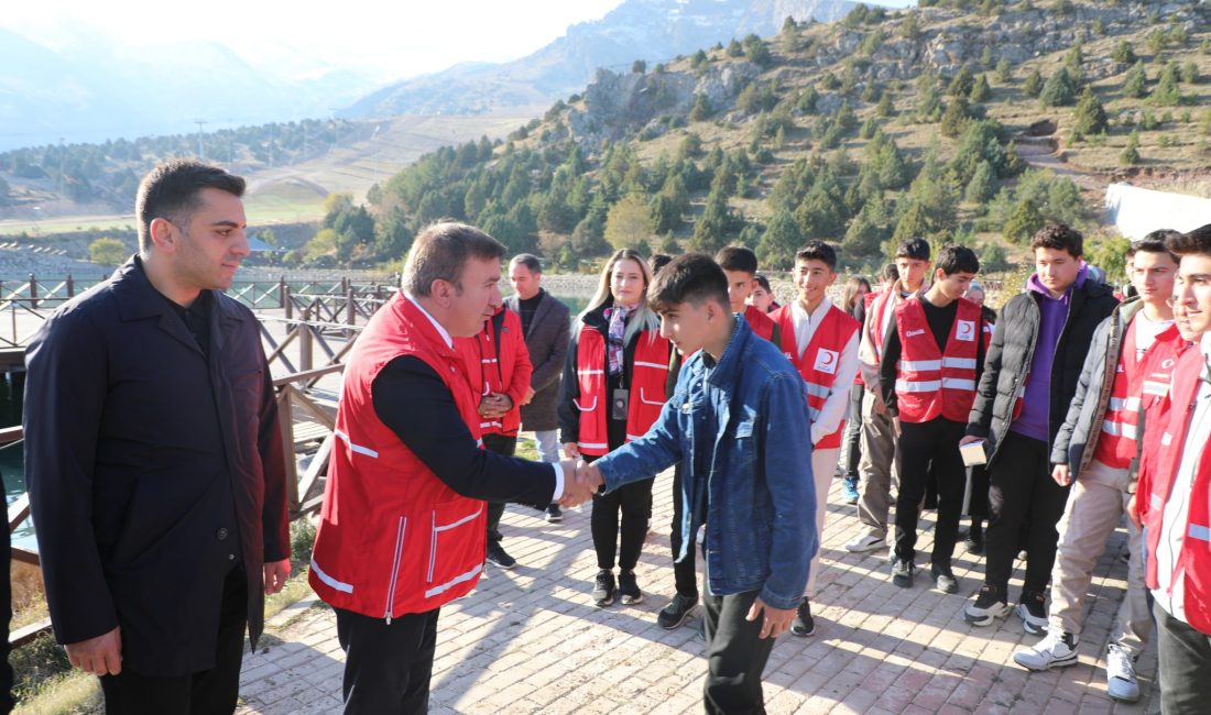 Kızılay Haftası nedeniyle Öğrenciler ile bir araya gelen Erzincan Valisi