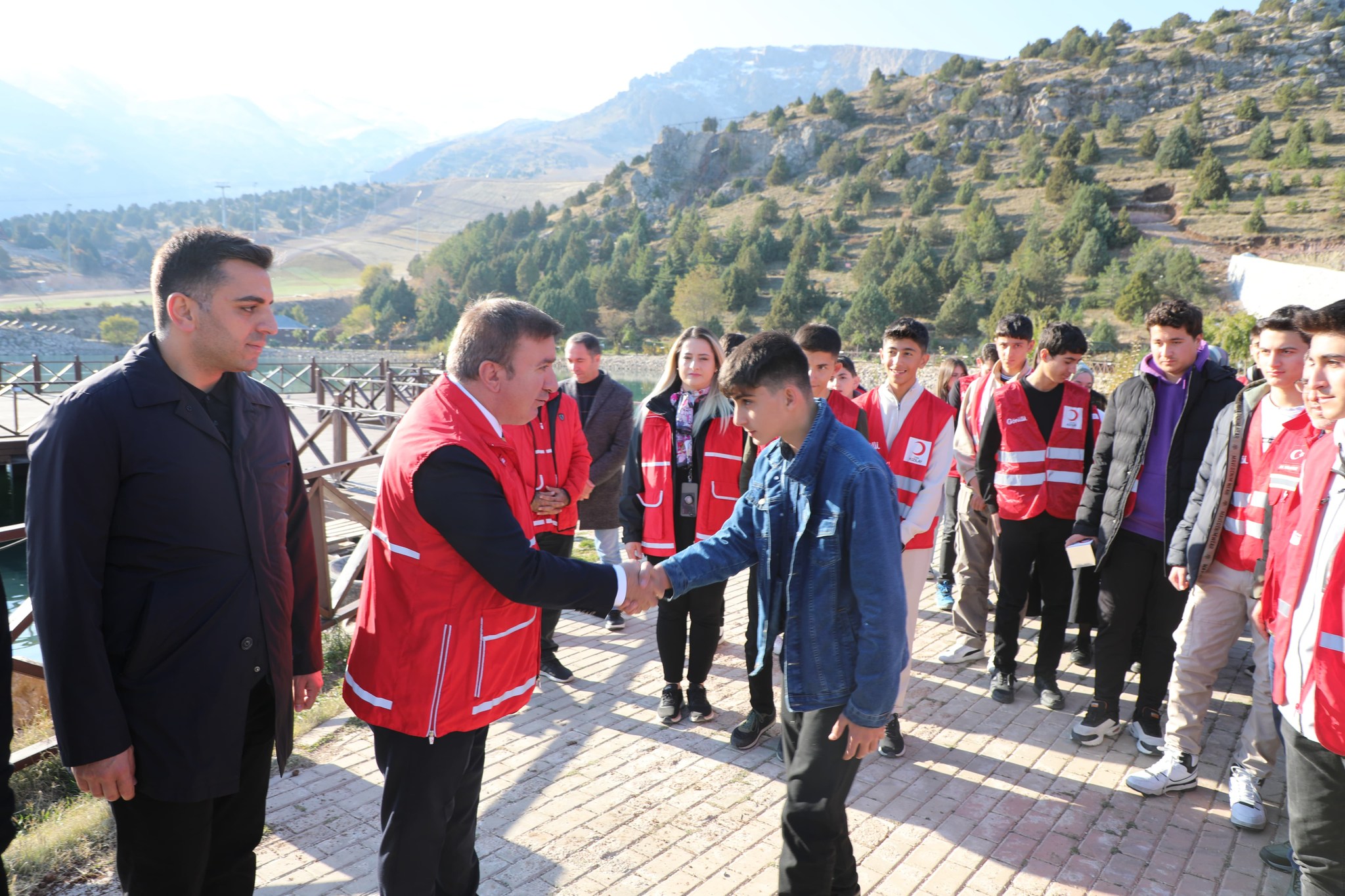 Kızılay Haftası nedeniyle Öğrenciler ile bir araya gelen Erzincan Valisi