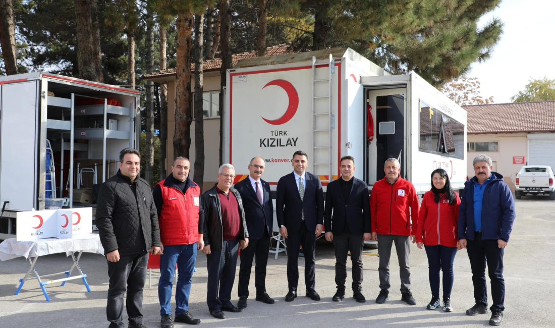 Erzincan İl Özel İdaresi personelleri Türk Kızılay'ının kan ve kan