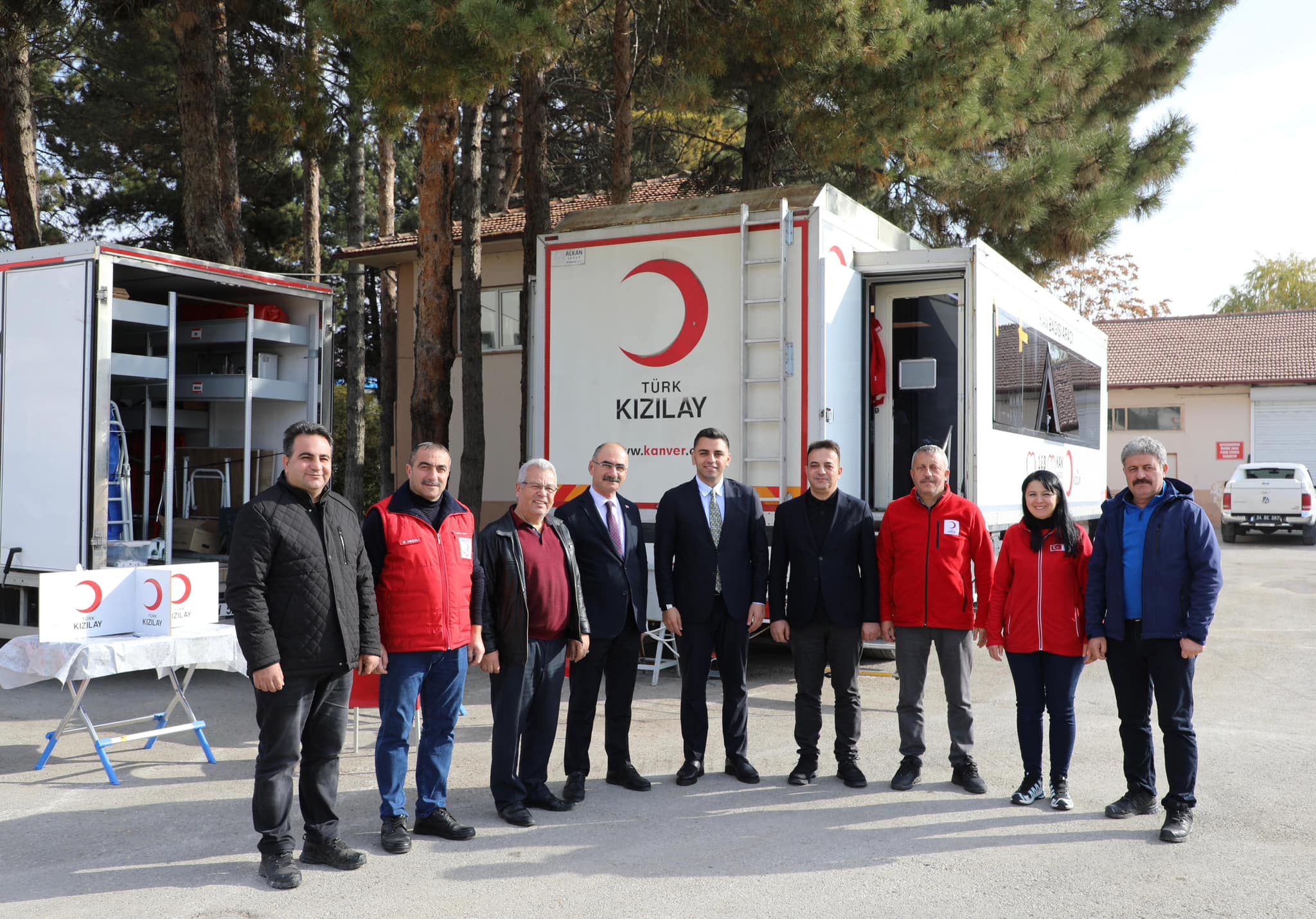 Erzincan İl Özel İdaresi personelleri Türk Kızılay'ının kan ve kan