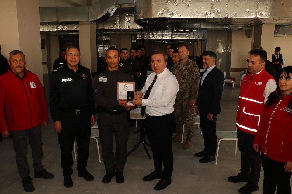 Erzincan Polis Meslek Yüksek Okulu öğrencileri, kan bağışlayarak ülkenin kan