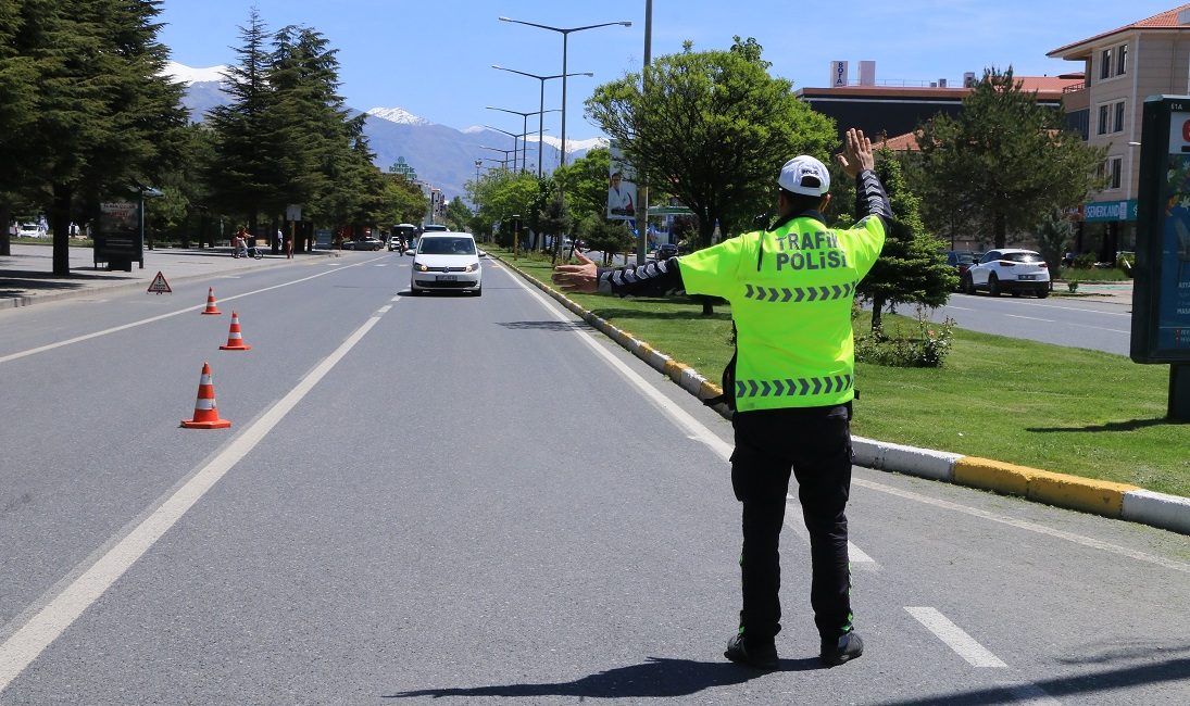 Erzincan Polisi araması bulunan şahıslara yönelik yaptığı operasyonlarda 23 yıl