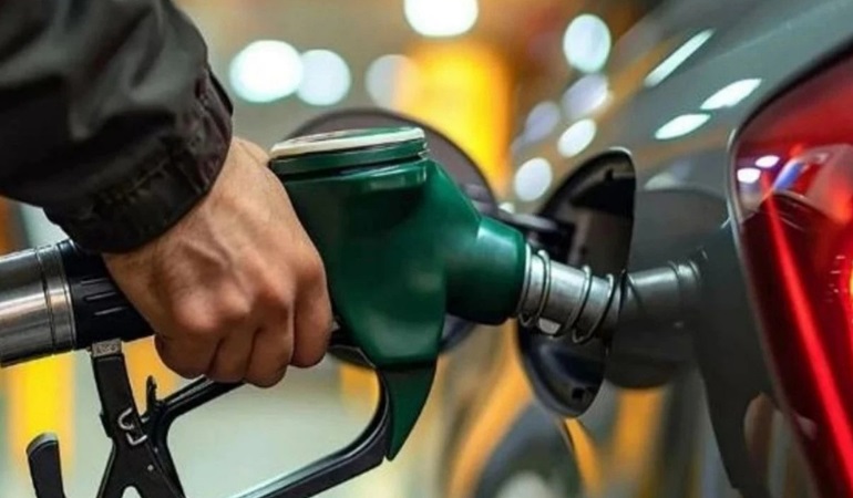 Pazartesi gece yarısından itibaren benzinin litre fiyatına 62 kuruş indirim
