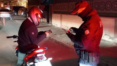 Yurt önlerinde kontrollerini sürdüren Erzincan polisi öğrencilerin güvenli şekilde eğitimlerini