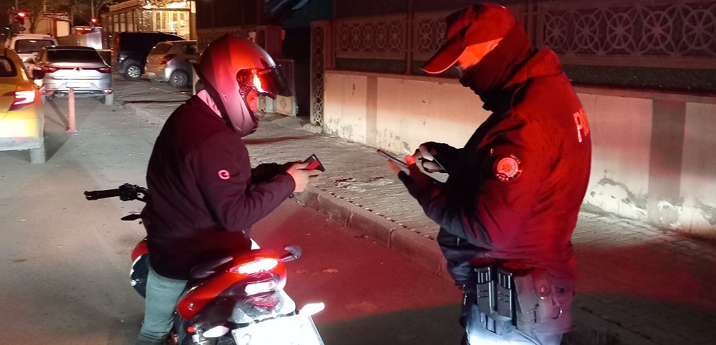 Yurt önlerinde kontrollerini sürdüren Erzincan polisi öğrencilerin güvenli şekilde eğitimlerini