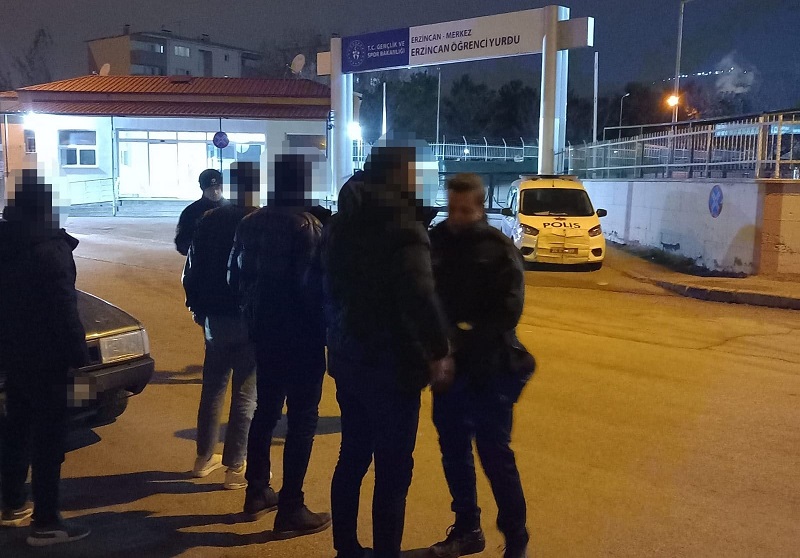 Erzincan İl Emniyet Müdürlüğü ekipleri KYK yurt önlerinde denetim ve