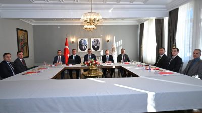 Erzurum'da bir araya gelen çevre illerin valileri, düzensiz göçle mücadele