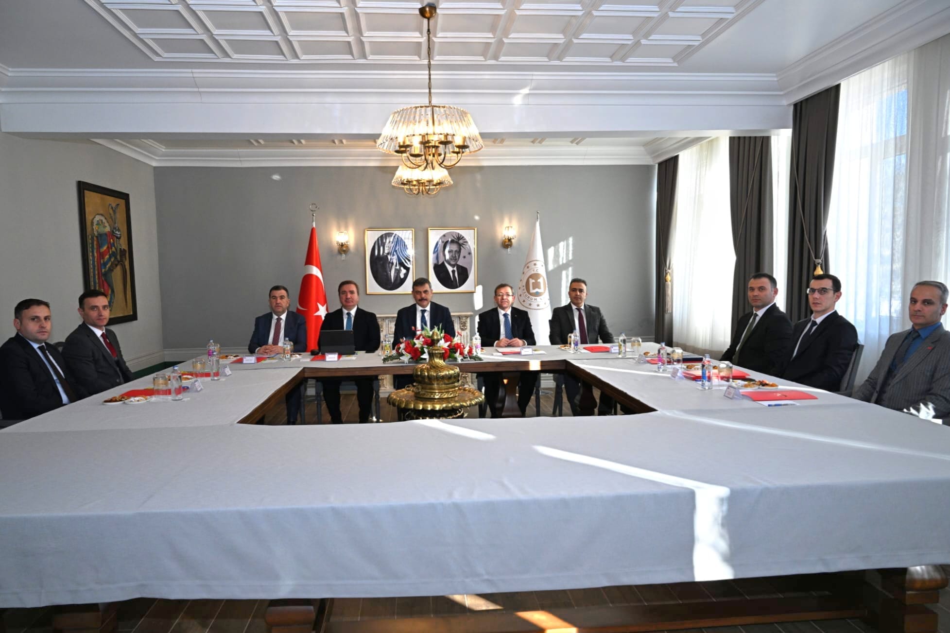 Erzurum'da bir araya gelen çevre illerin valileri, düzensiz göçle mücadele