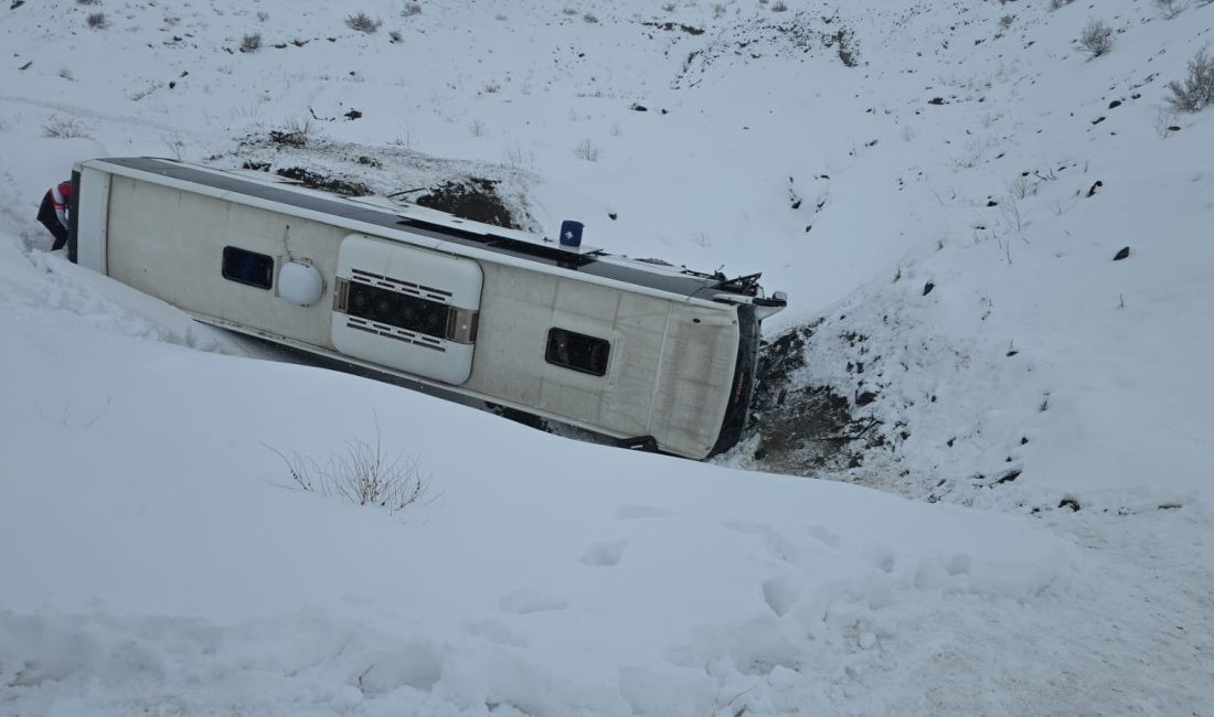 Erzincan-Sivas Karayolu üzerinde Sakaltutan mevkiinde yolcu otobüsünün şarampole devrilmesi neticesinde