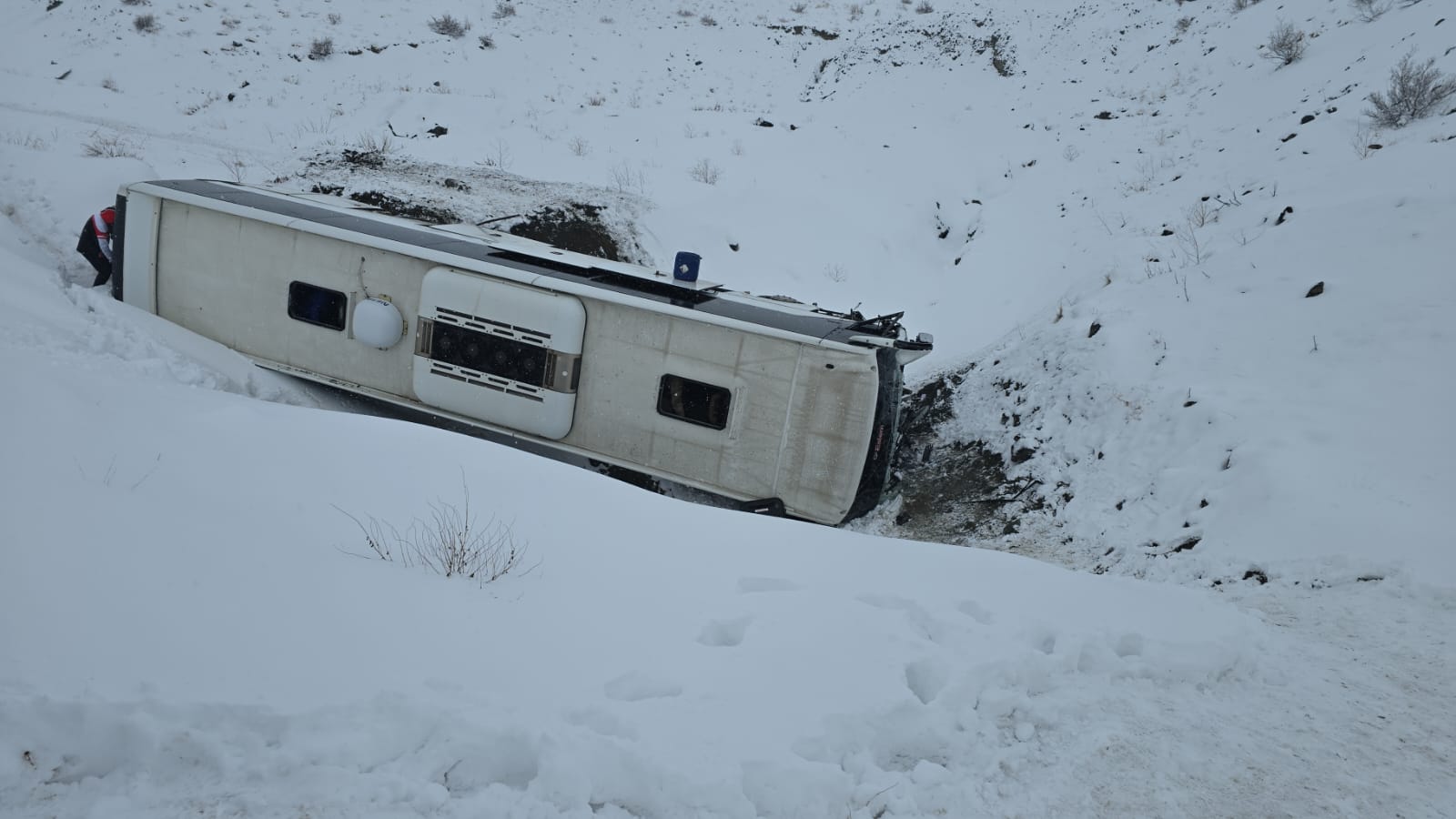 Erzincan-Sivas Karayolu üzerinde Sakaltutan mevkiinde yolcu otobüsünün şarampole devrilmesi neticesinde