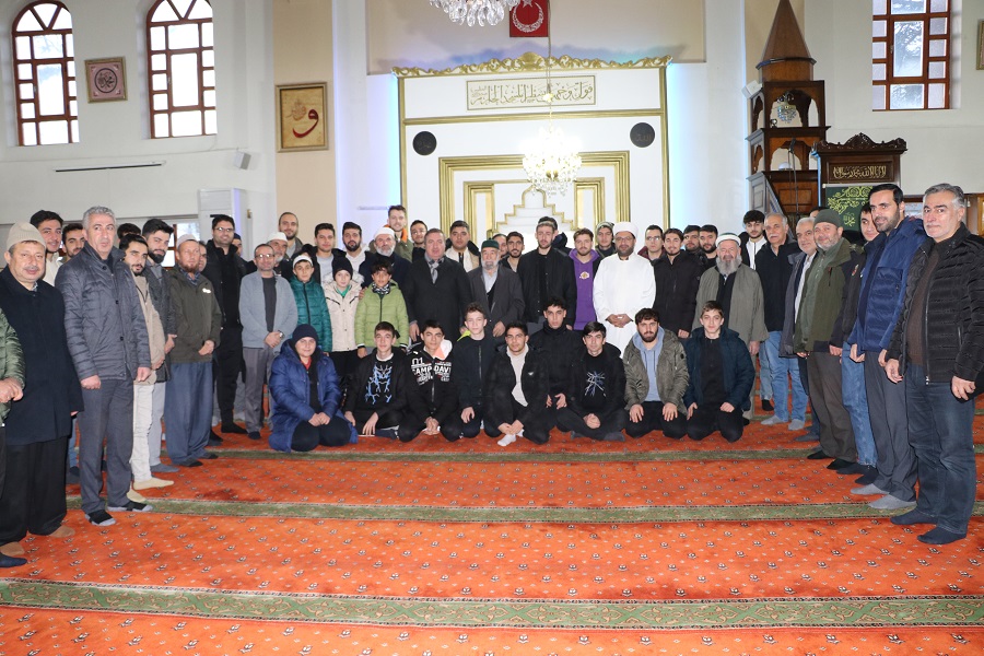 Gençler Sabah Namazında camileri doldurmaya devam ediyor Lise ve üniversite