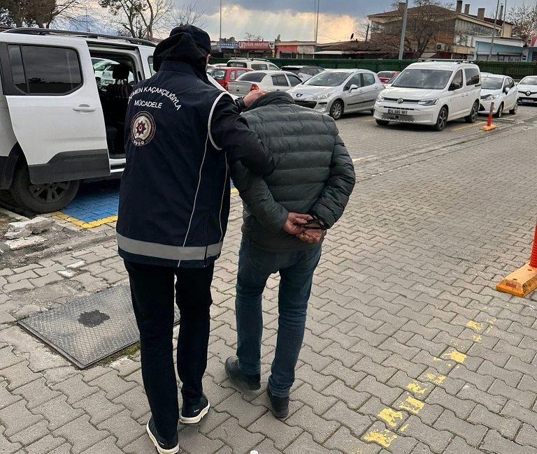 Erzincan Polisi araması bulunan şahıslara yönelik yaptığı operasyonlarda 18 yıl