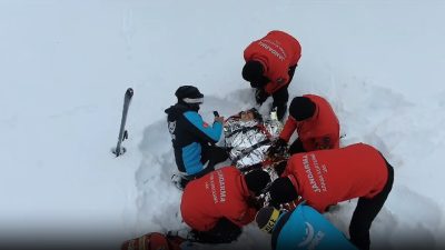 Ulusal Medikal Kurtarma (UMKE) ekibi ve Jandarma Arama Kurtarma (JAK)