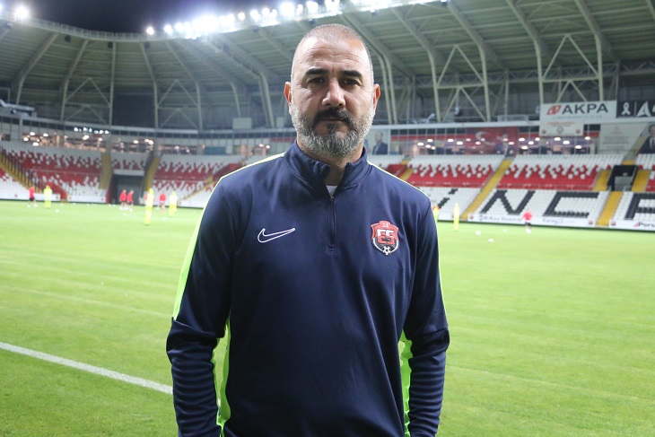 Eski yönetim ile anlaşamayarak görevinden ayrılan teknik direktör Gökhan Ünal,