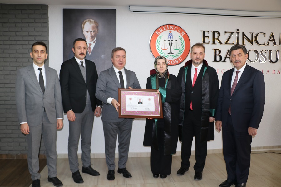 Erzincan Vali Yardımcısı Rumeysa Sena Kurt, stajyer avukatlığını başarıyla tamamlayarak