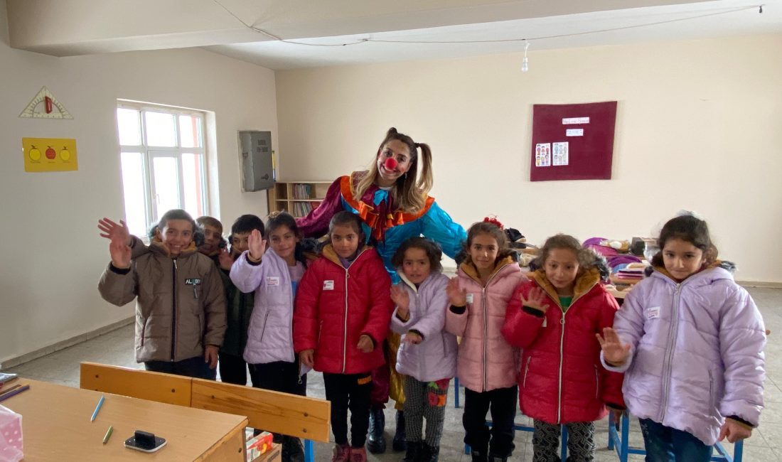 Köy okullarında okuyan çocuklara yönelik yardım kampanyasını sürdüren Umutlu Yarınlar