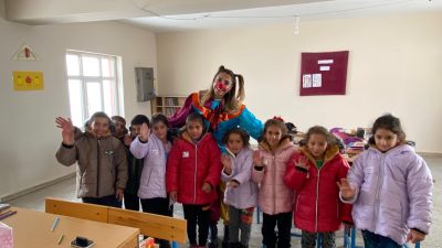 Köy okullarında okuyan çocuklara yönelik yardım kampanyasını sürdüren Umutlu Yarınlar