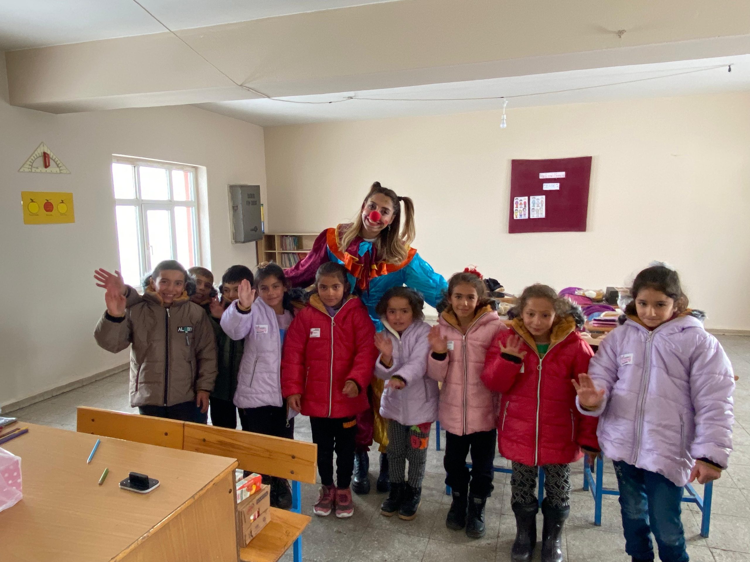 Köy okullarında okuyan çocuklara yönelik yardım kampanyasını sürdüren Umutlu Yarınlar
