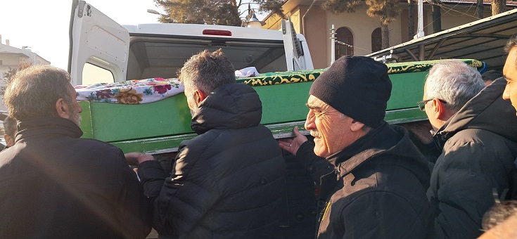 Erzincan Demirkent mahallesi sakinlerinden EBYÜ’ den emekli Metin Öçalan’ın annesi