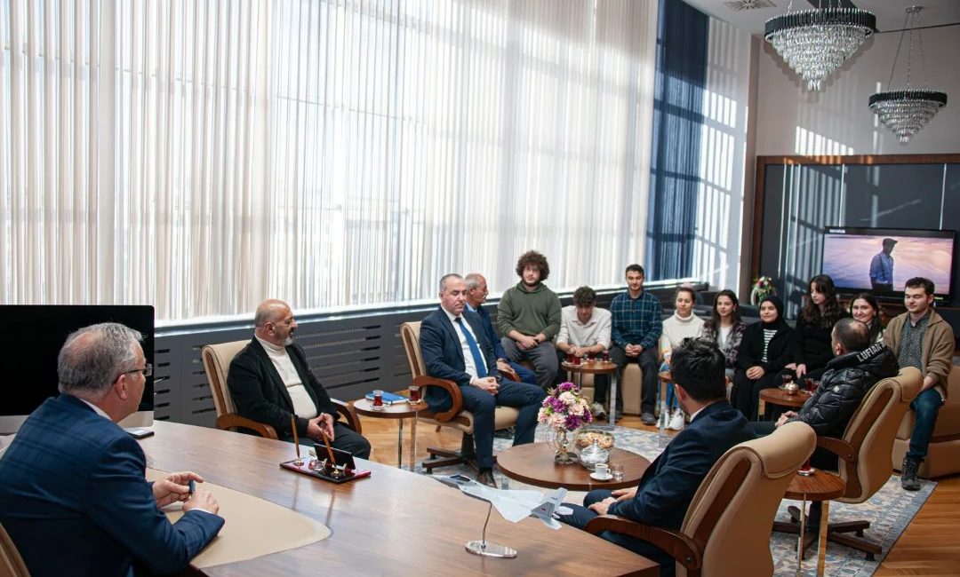 Erzincan Binali Yıldırım Üniversitesi Mühendislik-Mimarlık Fakültesi Yönetimi ve Öğrencileri Rektör