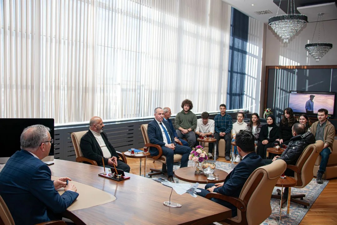 Erzincan Binali Yıldırım Üniversitesi Mühendislik-Mimarlık Fakültesi Yönetimi ve Öğrencileri Rektör