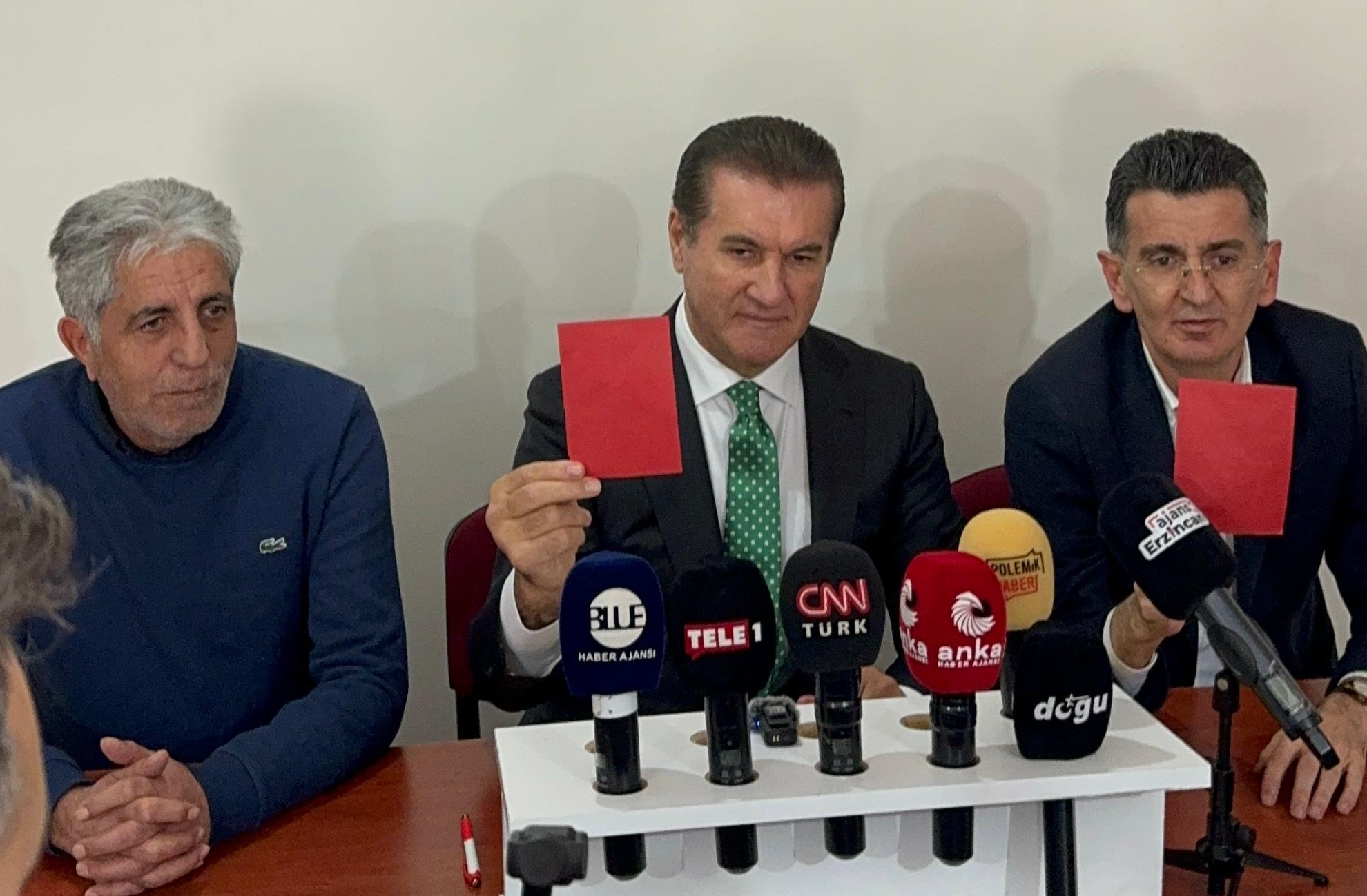 CHP Erzincan İl Başkanlığında bir basın toplantısı yapan CHP Erzincan